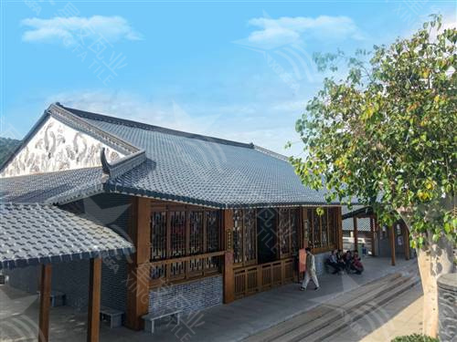 四合院別墅裝飾采光琉璃瓦 隔熱防水堅(jiān)韌紅色樹脂防腐瓦 貴陽仿古建筑樹脂瓦廠家生產(chǎn)制造